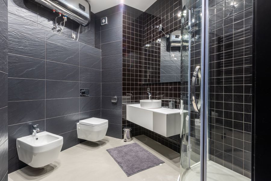 bano moderno ducha bidet decorado azulejos 1 Baño moderno con ducha y bidet decorado con azulejos negros