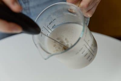 Cómo hacer espuma de leche en casa sin máquina: métodos fáciles y rápidos