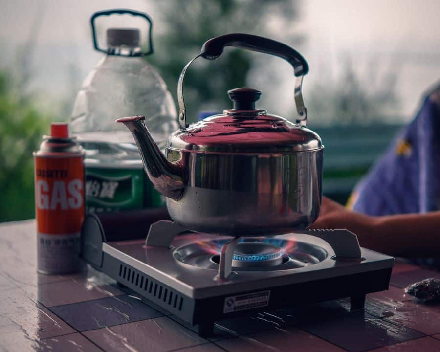 Hervidor de agua en cocina exterior gas