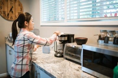 Cómo descalcificar la cafetera: métodos caseros y productos eficaces