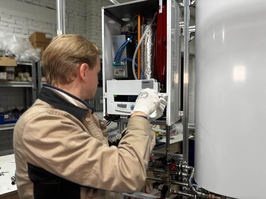 tecnico reparando calefon domestico 1 Técnico reparando calefón doméstico