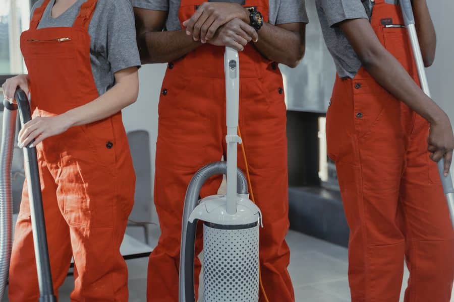 trabajadores limpieza aspiradoras profesionales 2 Trabajadores de limpieza con aspiradoras profesionales