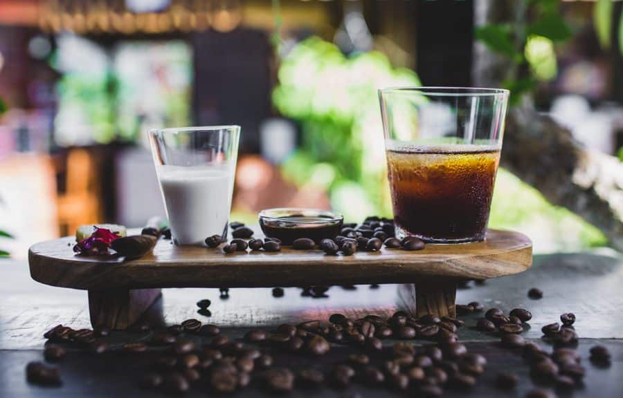 vasos cold brew leche granos cafe 1 Vasos de cold brew con leche y granos de café