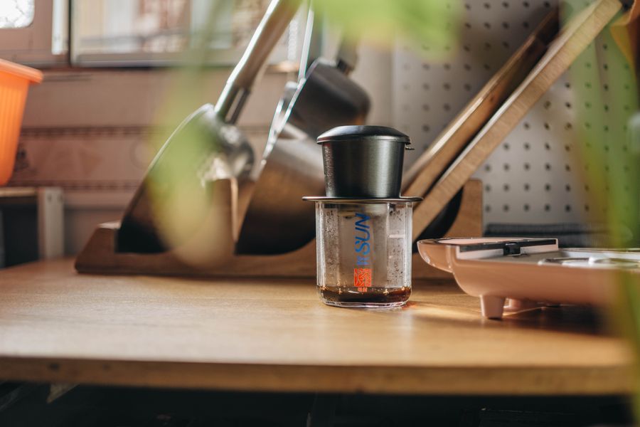 ¿Qué tamaño de cafetera cabe en tu cocina y cuántas tazas rinde?